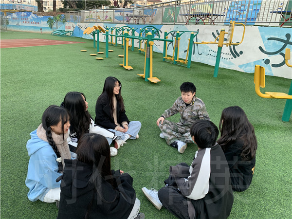 163644608767840.jpg 學(xué)生談話.jpg